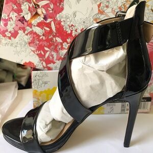 Chinese Laundry strappy black patten heels buckle closure Sz 8 NIB